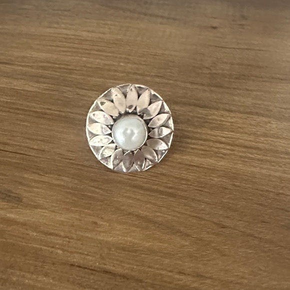 Elegant 825 Silver and White Floral Ring size8 - Picture 3 of 5